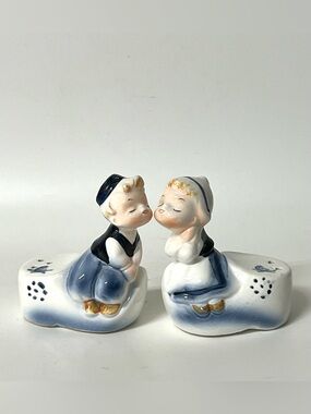 VTG Enesco Set Salt & Pepper Shakers Dutch Delft Style Kissing Boy & Girl Japan